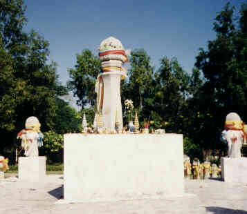 Chiangrai: Saan Phaphum Chong Wat Phrathat Chom Thong, picture 2 (12.9 K)