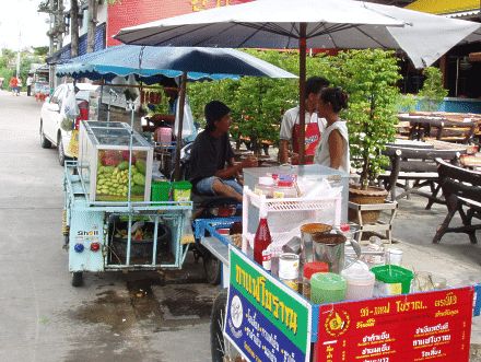 Nudelsuppe aus Thailand und frische Fr&uuml;chte, Pattaya Naklua, Chonburi Provinz