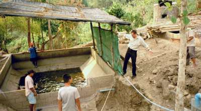 Mae Na Chorn, Chiang Mai Provinz, Thailand: Das Zuchtbecken wird mit Wasser gef&uuml;llt.